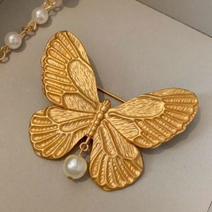 Exquisite Gold Butterfly Pearl Brooch Pin for Women - Light Luxury Coat Accessory, Chic Fashion Statement for Any Occasion