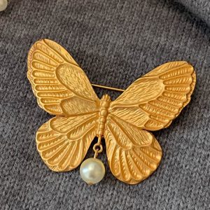 Exquisite Gold Butterfly Pearl Brooch Pin for Women - Light Luxury Coat Accessory, Chic Fashion Statement for Any Occasion