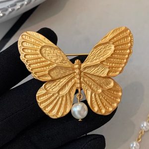 Exquisite Gold Butterfly Pearl Brooch Pin for Women - Light Luxury Coat Accessory, Chic Fashion Statement for Any Occasion