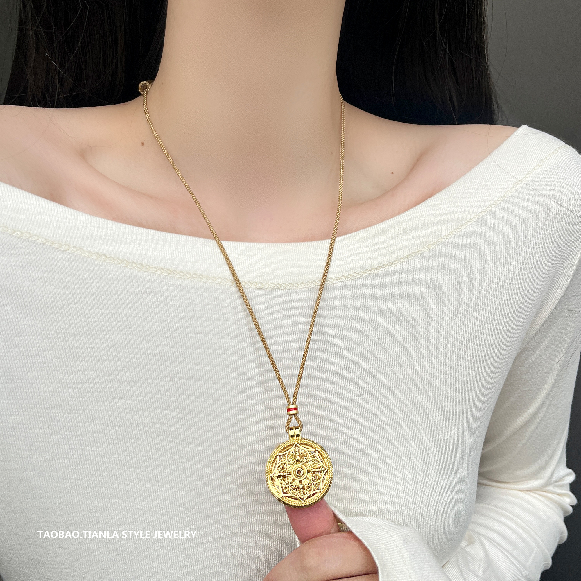 Exquisite Golden Eight Treasures Compass Necklace for Women, Light Luxury High-End Jewelry, Chic String Sweater Chain Accessory