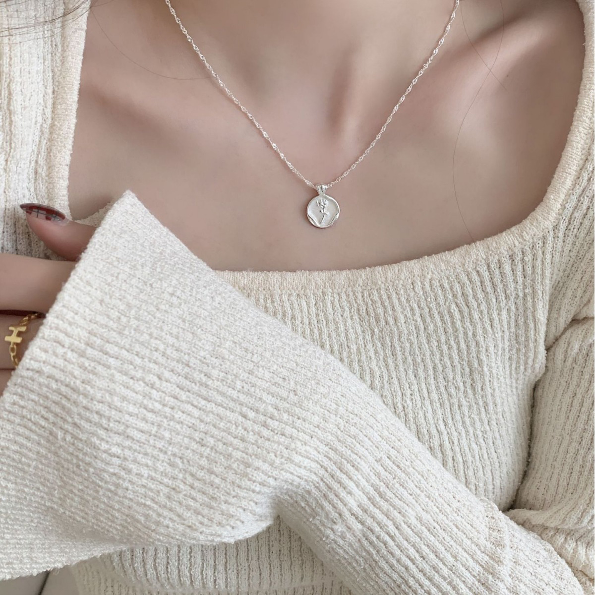 Exquisite Rose Flower Necklace for Women - Versatile French Fashion Clavicle Chain, Elegant Round Tag Design