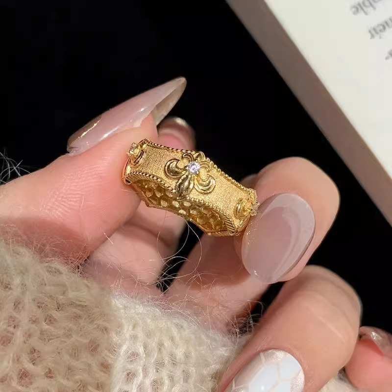 Exquisite Vintage-Inspired Iris Flower Ring for Women - Niche Design, Light Luxury Palace Style, Versatile High-End Fashion Accessory