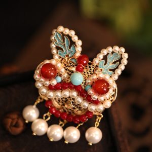 Exquisite Waking Lion Brooch for Women - Floral Chest Sweater Pin, Autumn Winter Cardigan Accessory, Elegant Qipao Gift