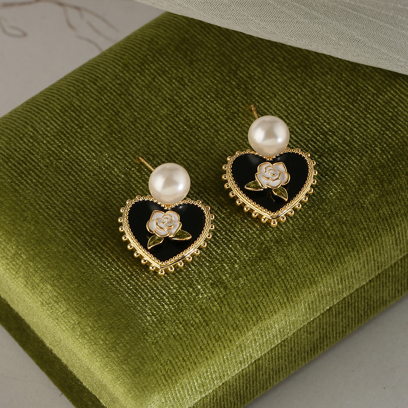 Fashionable Heart Earrings for Women, Sweet Camellia Pearl Studs, Niche Design, Trendy 2023 Style