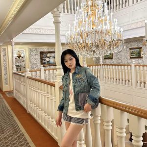 Flattering Fit Blue Heavy-Wash Denim Jacket - Autumn Style, 90s Inspired, Trendy Outerwear for Effortless Layering