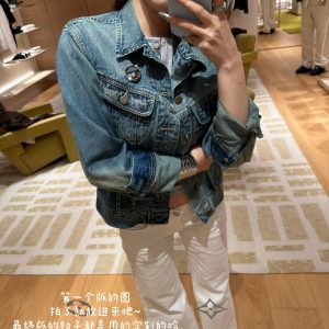 Flattering Fit Blue Heavy-Wash Denim Jacket - Autumn Style, 90s Inspired, Trendy Outerwear for Effortless Layering