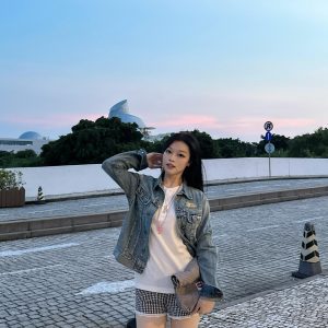 Flattering Fit Blue Heavy-Wash Denim Jacket - Autumn Style, 90s Inspired, Trendy Outerwear for Effortless Layering