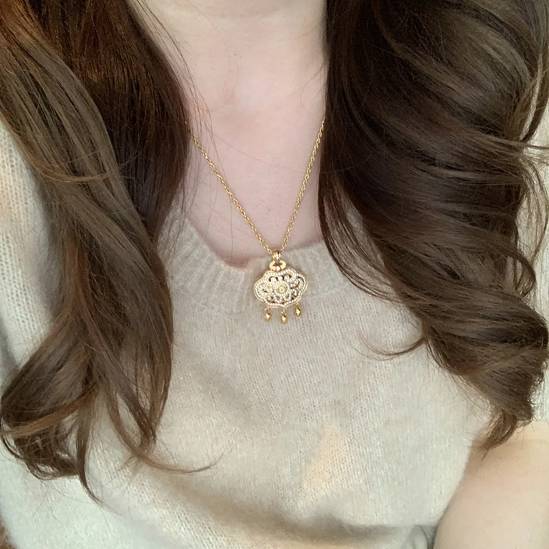 Gold Sand Diamond Flower Silk Pendant Necklace for Women - Ancient-Style Longevity Lock, Lightweight Luxury 2025 Accessory