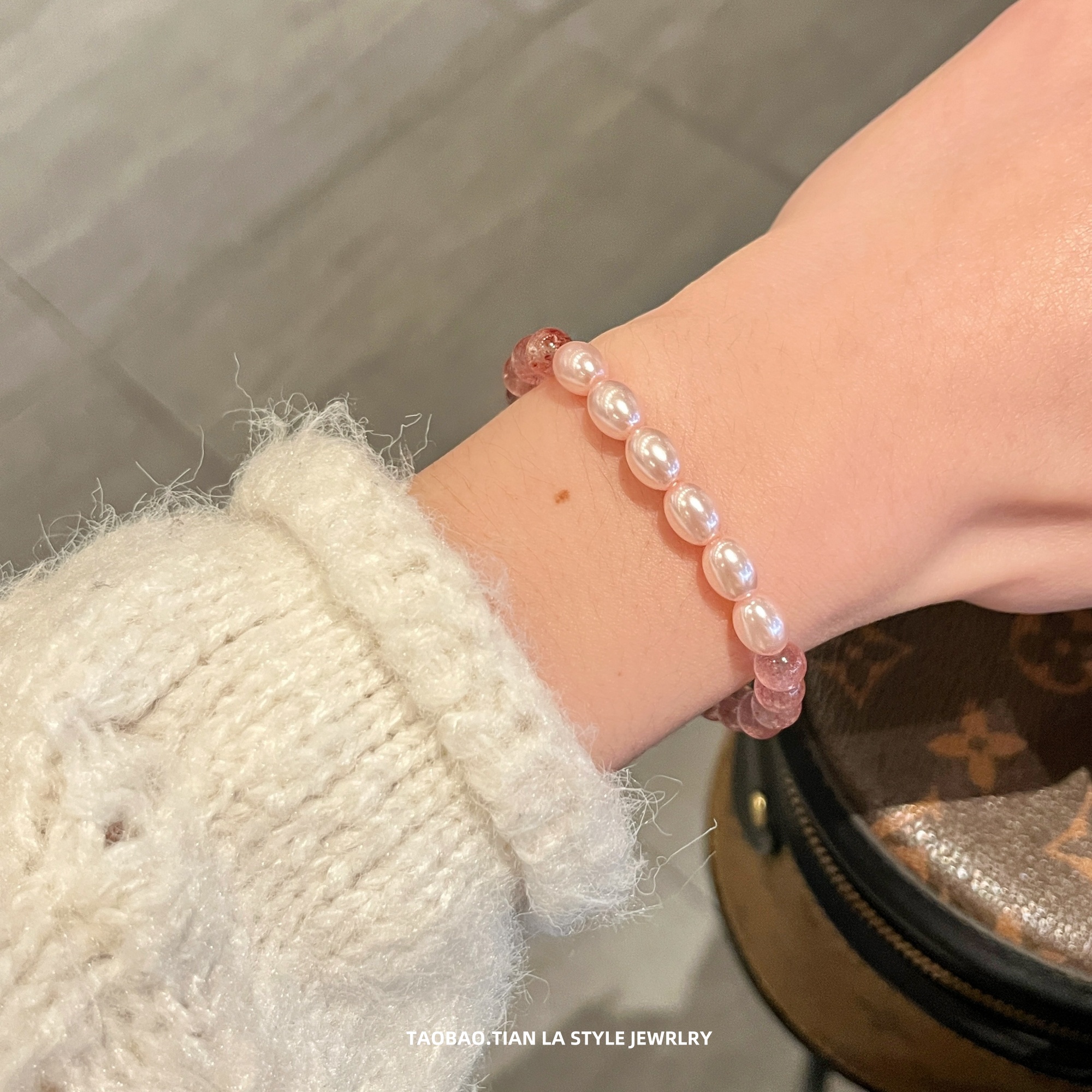 Handmade Strawberry Crystal Bracelet for Women, Beaded Pearl Jewelry, High-End Light Luxury Niche Fashion Accessory