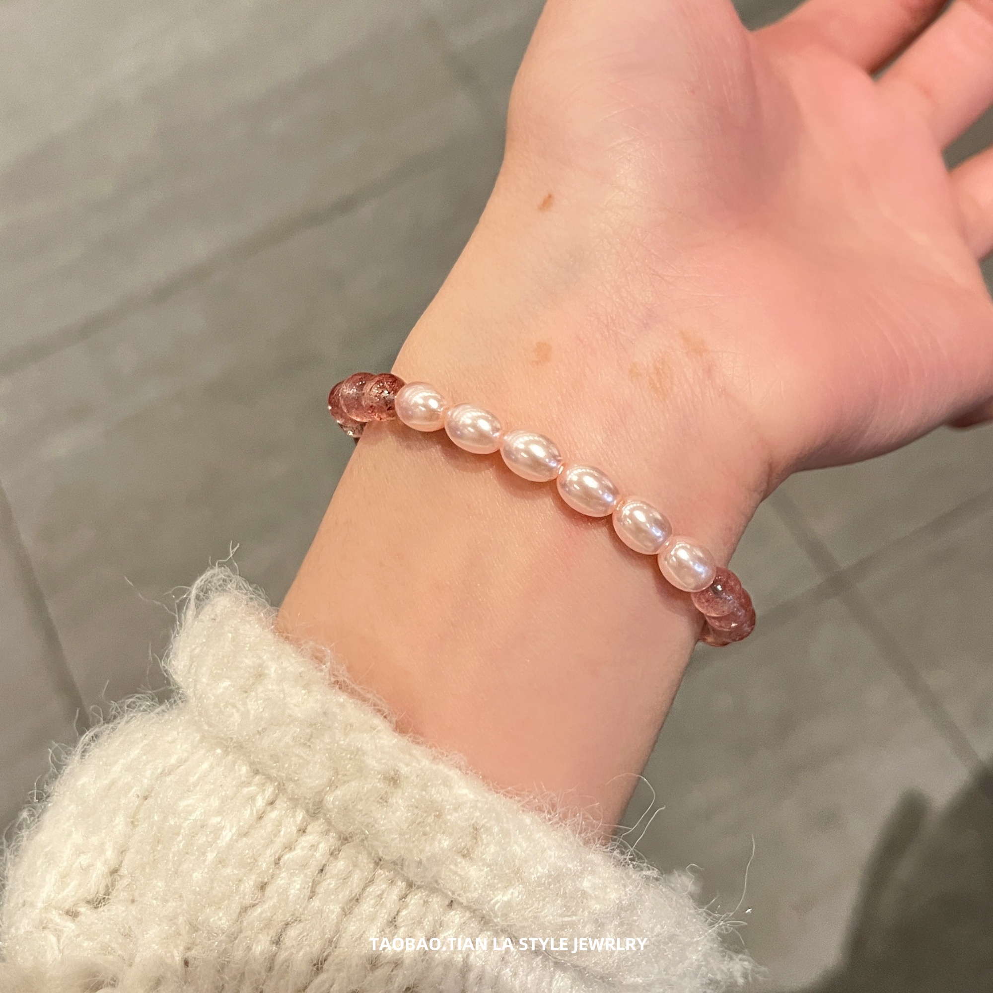 Handmade Strawberry Crystal Bracelet for Women, Beaded Pearl Jewelry, High-End Light Luxury Niche Fashion Accessory