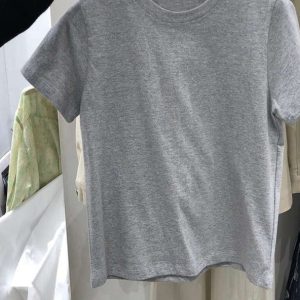 High-End European-Style Women's Summer Short Sleeve T-Shirt with Straight Shoulders - Age-Reducing Basic Tee