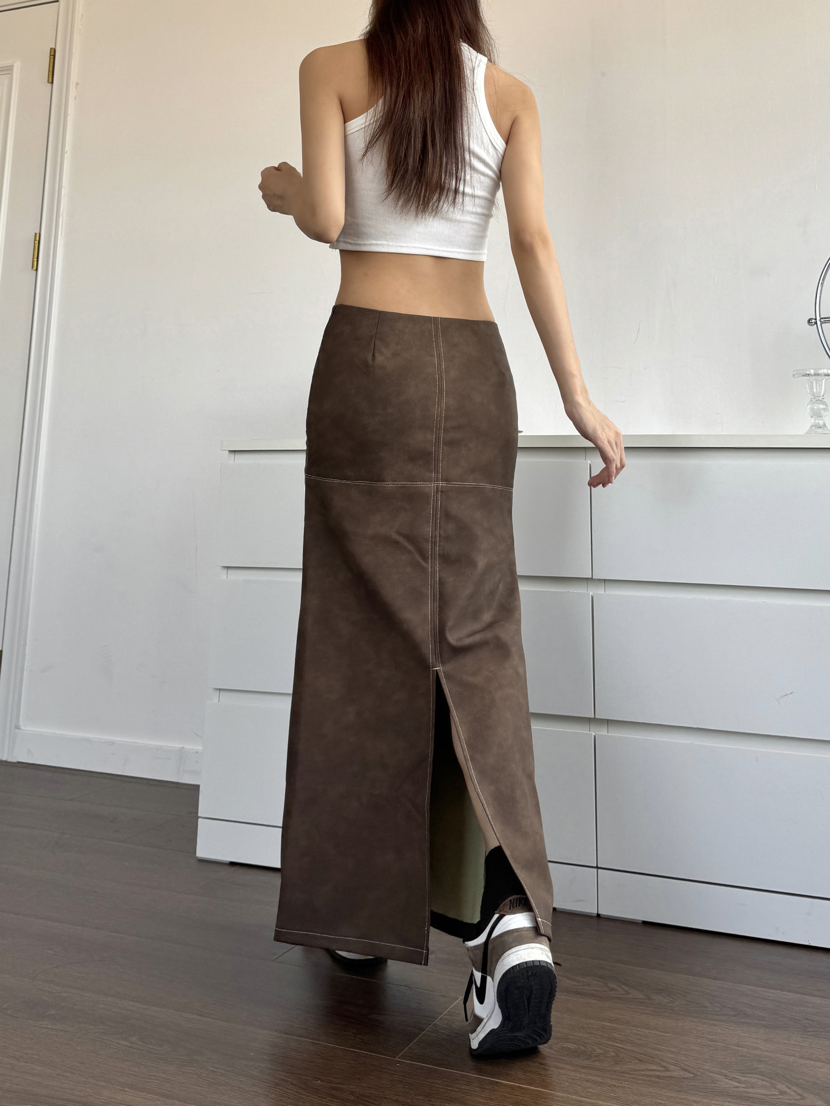 High-Waisted Bodycon Leather Skirt - Retro American Style Mid-Length A-Line with Split Design in Maillard Brown