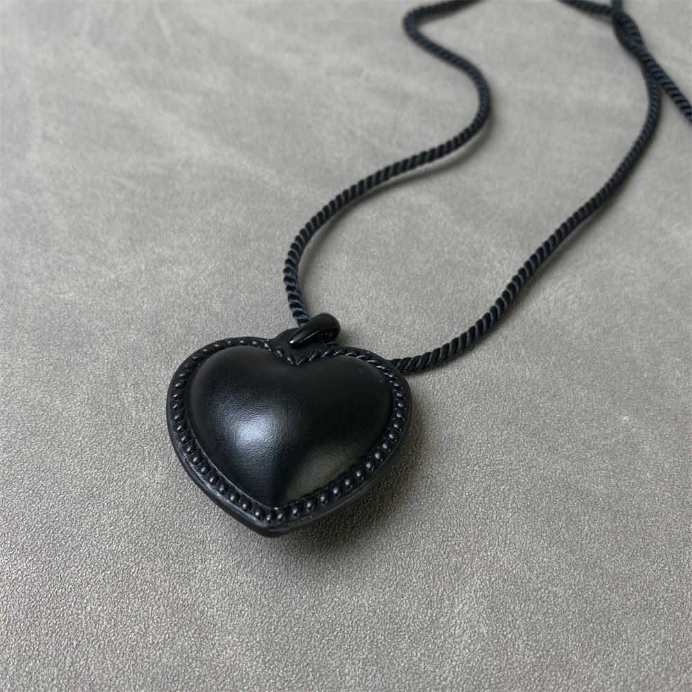 Korean Style Vintage 3D Heart Necklace - Thin Leather Cord Sweater Chain, Women's Fashion Accessory for 2024