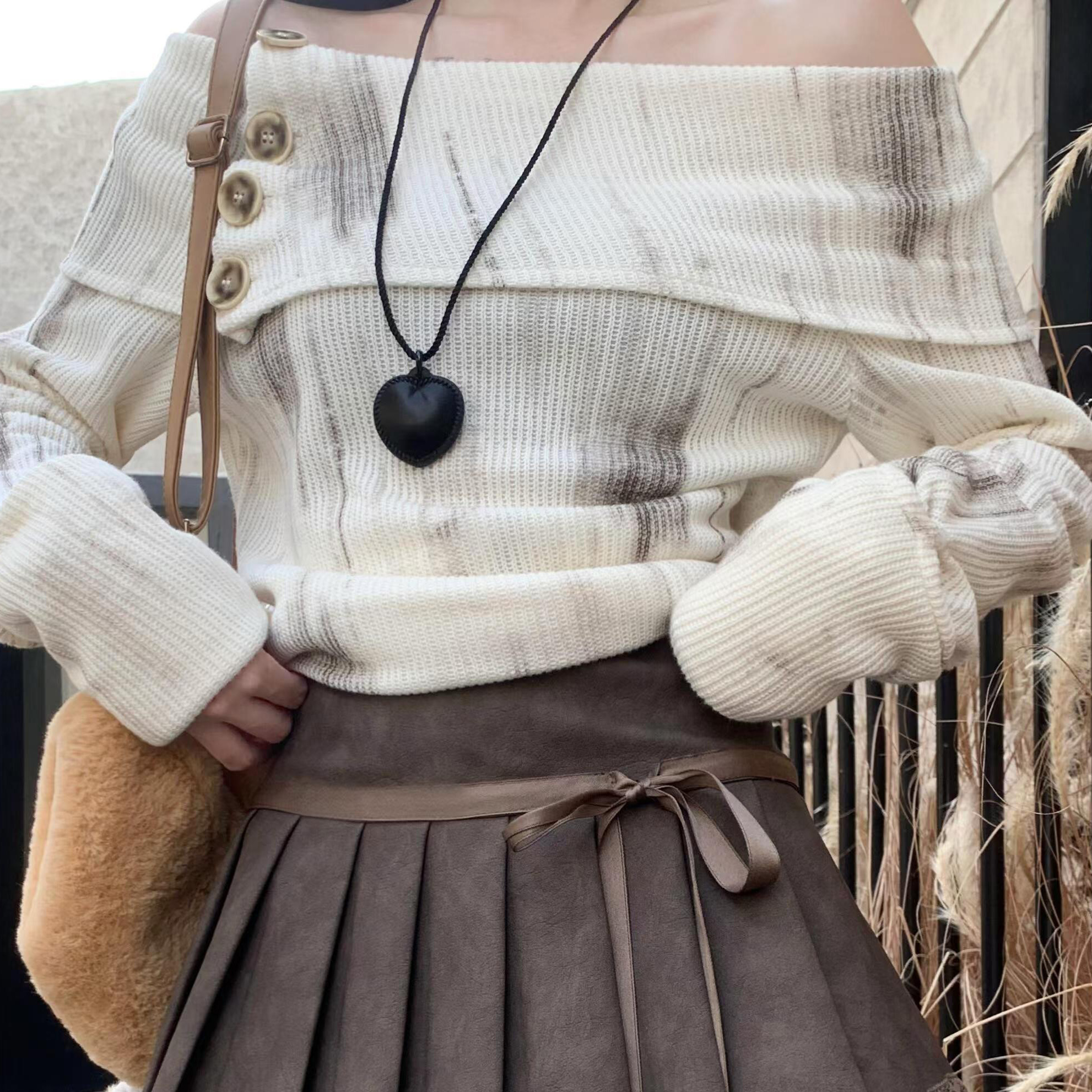 Korean Style Vintage 3D Heart Necklace - Thin Leather Cord Sweater Chain, Women's Fashion Accessory for 2024