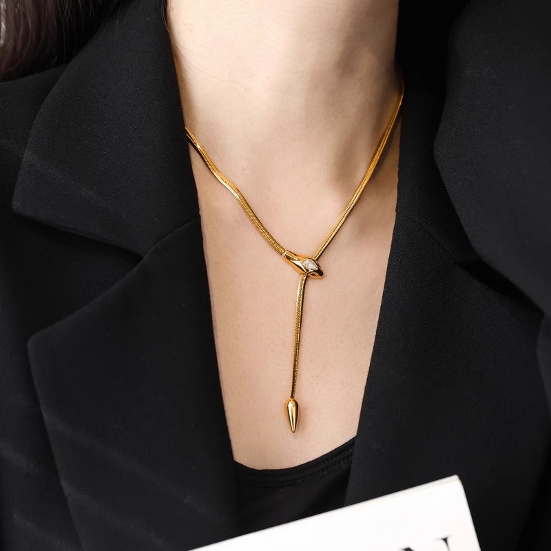 Light Luxury Snake Bone Necklace for Women - Niche Clavicle Chain, Stylish Sweater Chain, Elegant Fashion Accessory