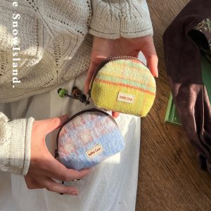 Lime Snow Island Woolen Coin Purse - Cute Plaid Headphone Storage Bag for Stylish Accessory Lovers