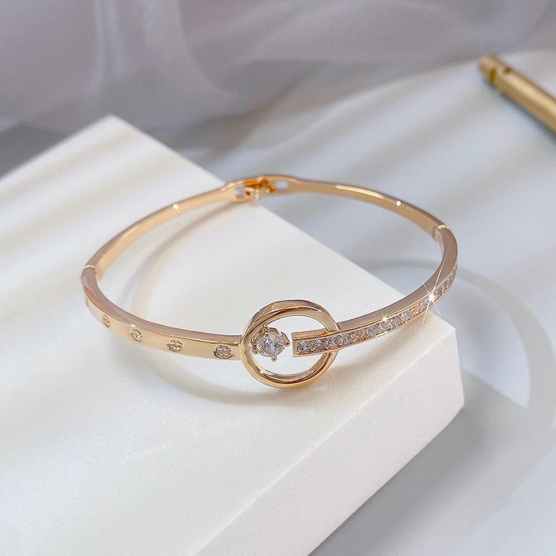 Luxurious Women's Crystal Bangle Bracelet - Exquisite Noble Design for Fashion-Forward Style