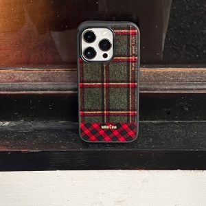 Minimalist Black Edge Plaid Anti-Fall Christmas Phone Case for iPhone 15 Pro Max – High-End Autumn/Winter Style