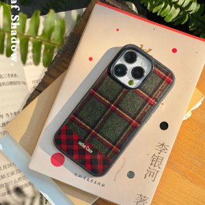Minimalist Black Edge Plaid Anti-Fall Christmas Phone Case for iPhone 15 Pro Max – High-End Autumn/Winter Style