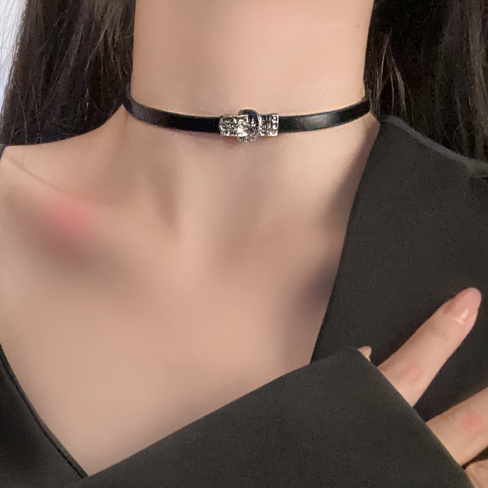 Minimalist Clavicle Chain Necklace - Luxury Choker with Belt Buckle Design, Unique Niche Style for Elegant Fashion Statement