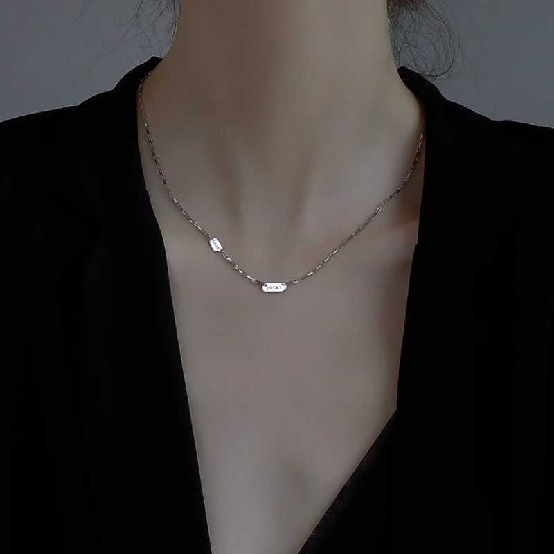 Minimalist Clavicle Chain Necklace for Women - Light Luxury High-End Accessory in Elegant Design