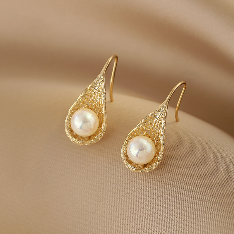 Minimalist Pearl Earrings for Women, High-End French Retro Design, Versatile 2024 Trendy Statement Jewelry