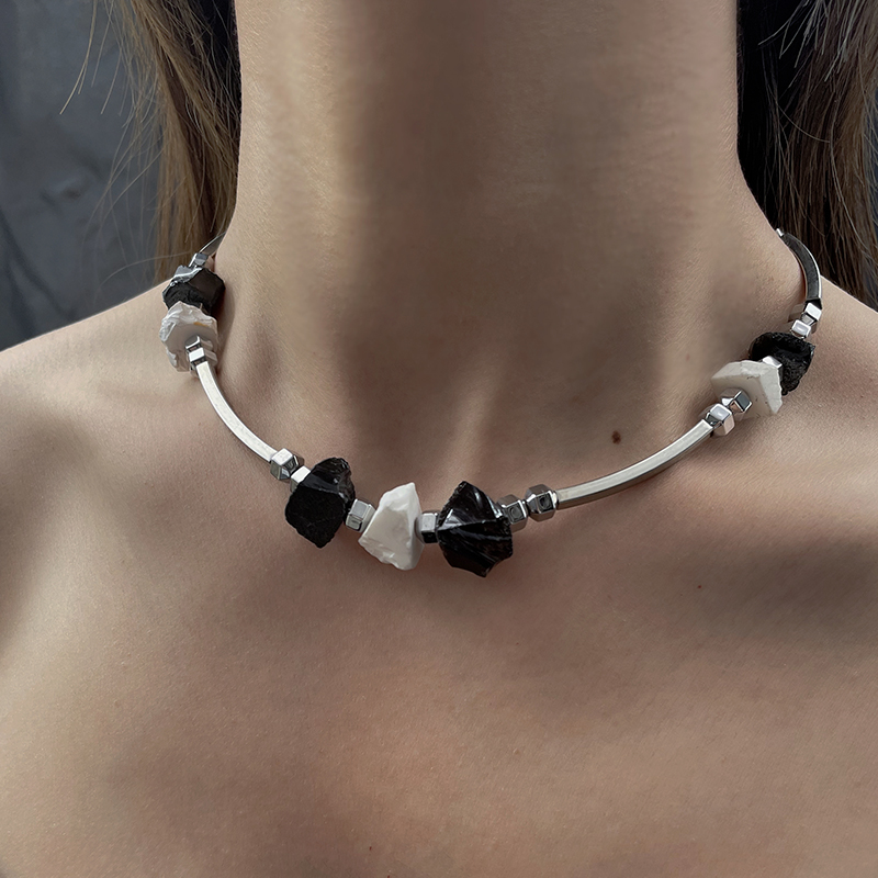 Natural Stone Chip Bead Necklace for Women - High-End Sweet & Cool Spicy Girl Clavicle Chain, Unique Niche Design Accessory