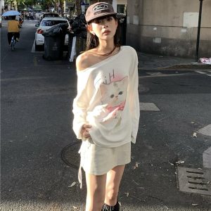 Off-Shoulder Cat Print T-Shirt for Women - Vintage Style, Loose Fit, Slimming Asymmetrical Top for Autumn, Trendy Niche Fashion