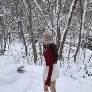 Red Long-Sleeve Knitted Top for Women - Slim Fit, 2024 Autumn/Winter Fashion Essential