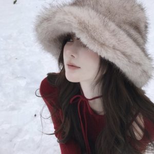 Red Long-Sleeve Knitted Top for Women - Slim Fit, 2024 Autumn/Winter Fashion Essential