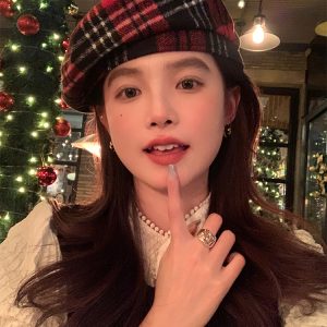 Red Plaid Beret Hat for Women - Versatile Painter's Hat for Autumn & Winter, Face-Flattering Style, Trendy Fashion Accessory