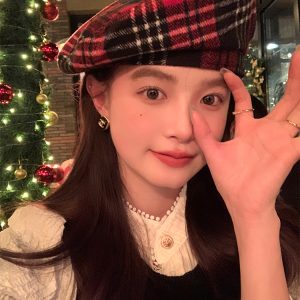 Red Plaid Beret Hat for Women - Versatile Painter's Hat for Autumn & Winter, Face-Flattering Style, Trendy Fashion Accessory
