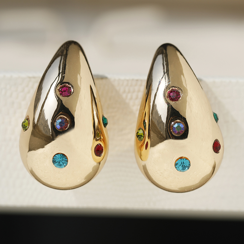 Retro European and American High-End Stud Earrings - Exquisite Light Luxury Design, Versatile Fashion Statement for Any Occasion