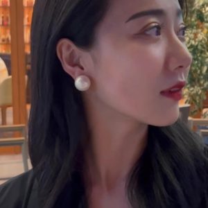Retro Pearl Stud Earrings for Small Faces, Exaggerated Design, Socialite Style, Hong Kong Fashion, Chic Statement Jewelry