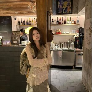 Retro Sexy Lace Off-Shoulder Top with Detachable Fur Collar - Niche Fashion Statement Piece for 90s and Y2K Styles