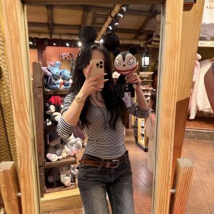 Retro Stripes Slimming V-Neck Base Shirt for Fashionable Layering – 90s Inspired Chic Style