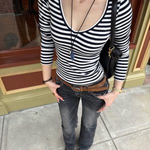 Retro Stripes Slimming V-Neck Base Shirt for Fashionable Layering – 90s Inspired Chic Style