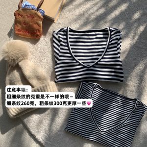 Retro Stripes Slimming V-Neck Base Shirt for Fashionable Layering – 90s Inspired Chic Style