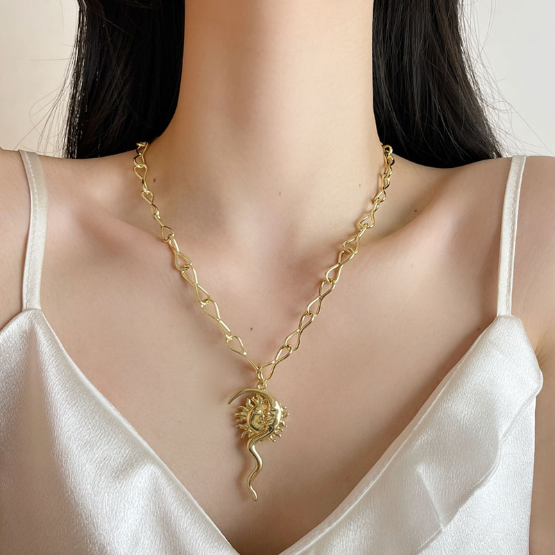 Retro Sun and Moon Pendant Couple Necklace - Light Luxury High-End Clavicle Chain, Trendy Niche Design for Sweet Style