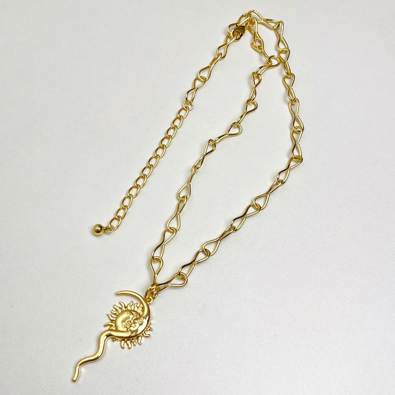 Retro Sun and Moon Pendant Couple Necklace - Light Luxury High-End Clavicle Chain, Trendy Niche Design for Sweet Style