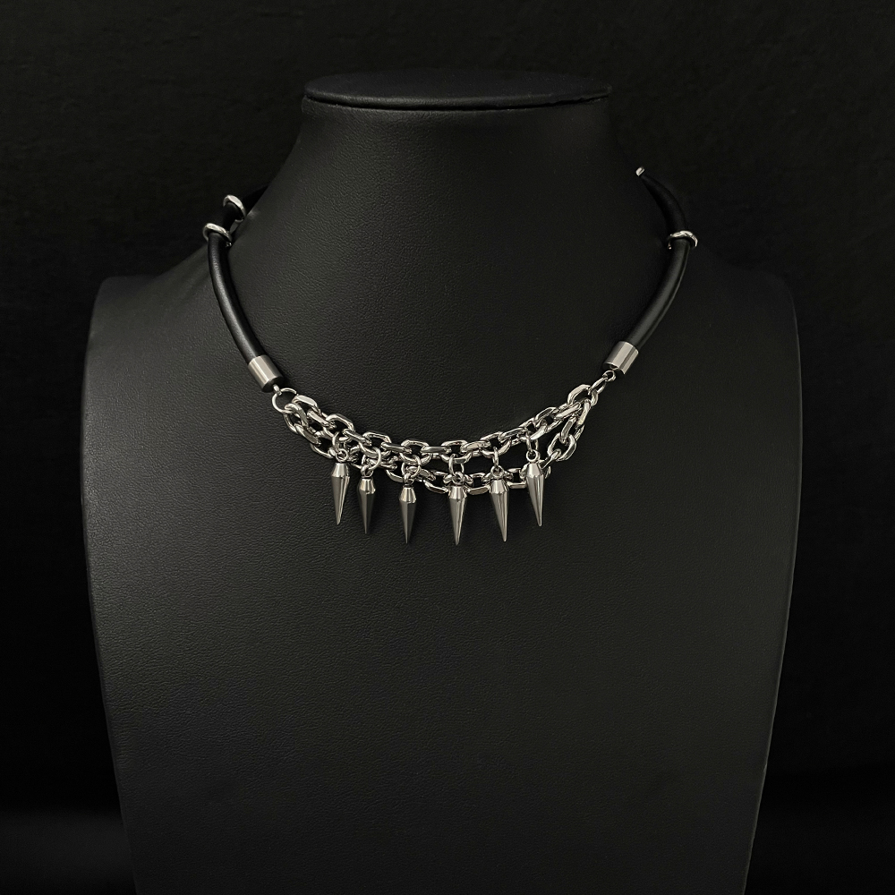 Rivet Black Leather Strap Punk Necklace for Women - Y2K Clavicle Chain Accessory in Subculture Style