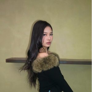 Sexy Black One-Shoulder Long Sleeve Top - High-End Slim Fit Inner Shirt for Stylish Looks