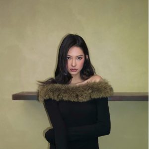 Sexy Black One-Shoulder Long Sleeve Top - High-End Slim Fit Inner Shirt for Stylish Looks