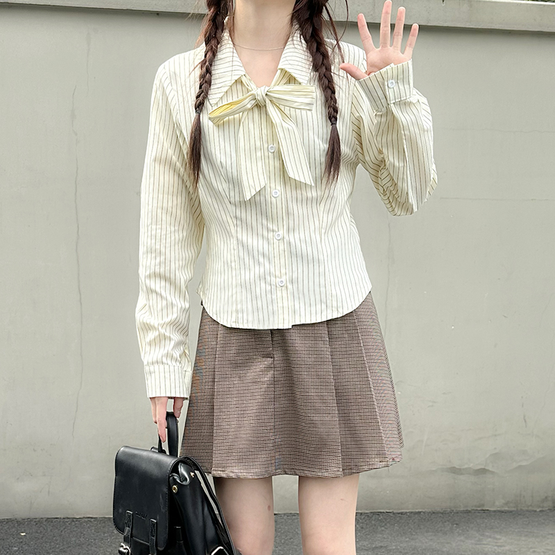 Slim-Fit Striped Long-Sleeve Shirt with Small V-Neck and Bow Tie - Original Pudding Bear Design, Perfect for Y2K Fashion