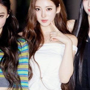 Spicy Girl Off-Shoulder Fitted Top - White Camisole for a Trendy Y2K Look