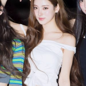 Spicy Girl Off-Shoulder Fitted Top - White Camisole for a Trendy Y2K Look
