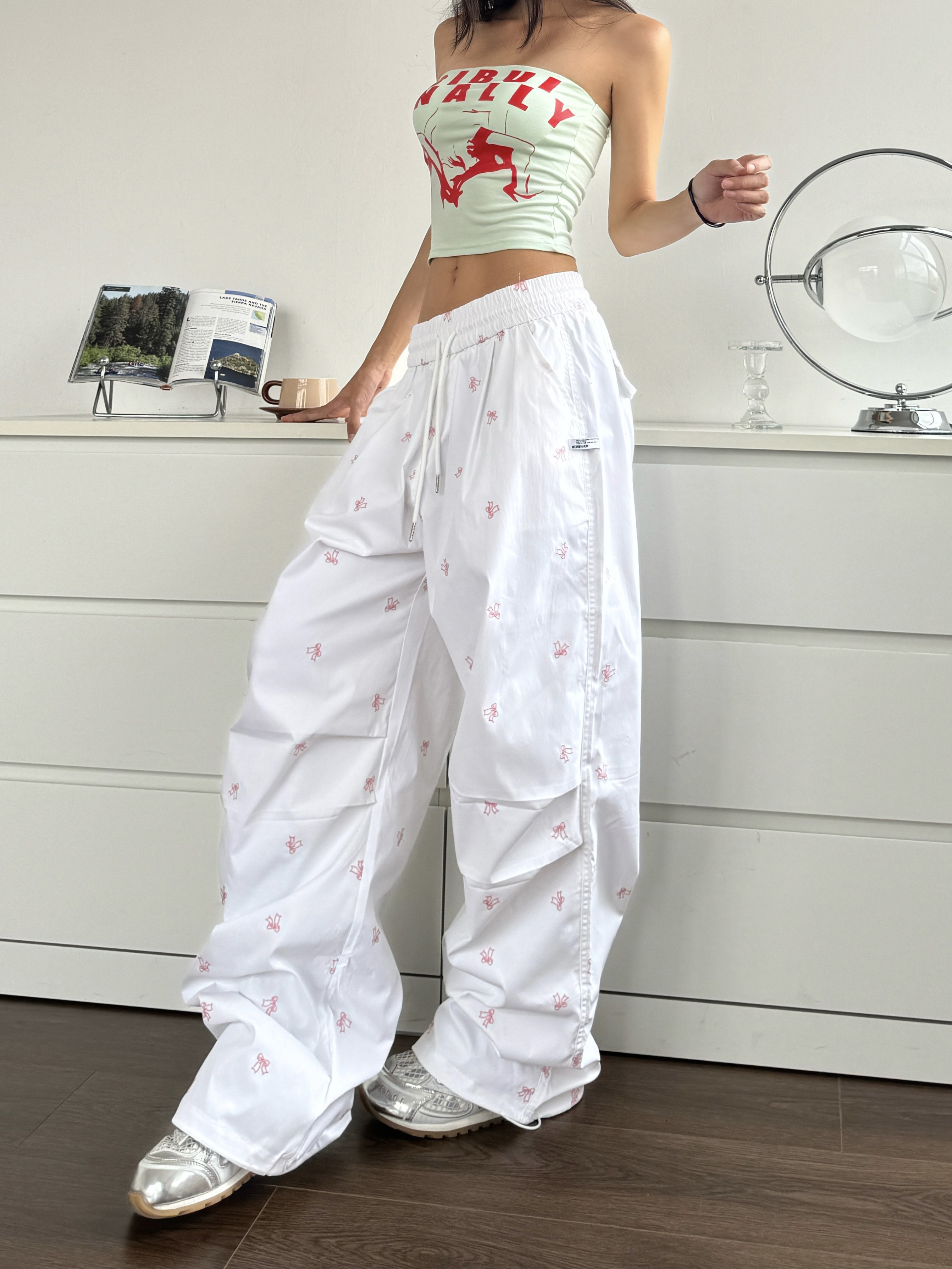 Spicy Heatstroke American Street Style Bow Tie Embroidered Cargo Pants with Pleats, Loose Wide-Leg Ground-Dragging Paratrooper Design