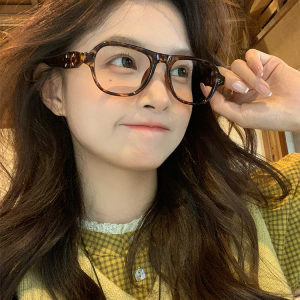 Square and Round Face Women's Glasses - Myopia Eyeglass Frame to Slim Face, Makeup-Free Magic Tool for Effortless Style