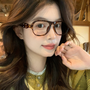 Square and Round Face Women's Glasses - Myopia Eyeglass Frame to Slim Face, Makeup-Free Magic Tool for Effortless Style