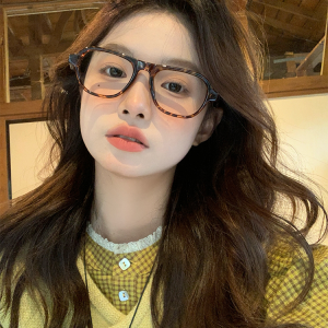 Square and Round Face Women's Glasses - Myopia Eyeglass Frame to Slim Face, Makeup-Free Magic Tool for Effortless Style